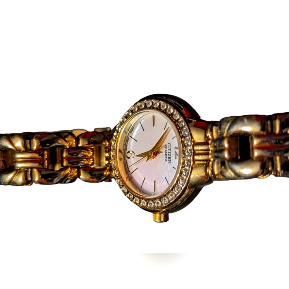 (613)Vintage Ladies Citizen Quartz Watch Mother of Pearl Face pink Crystal